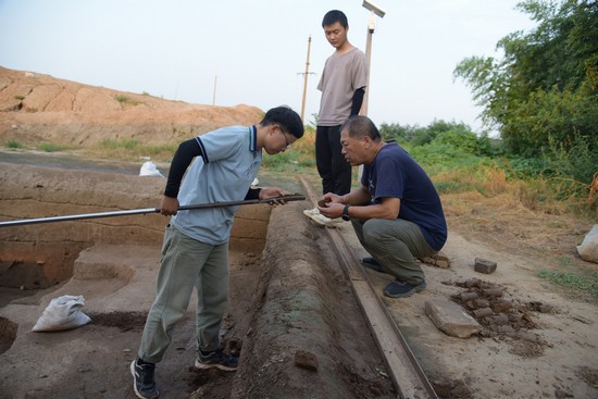 1661936371959996.jpg 禹州瓦店遗扯发掘中观察钻探土样.jpg