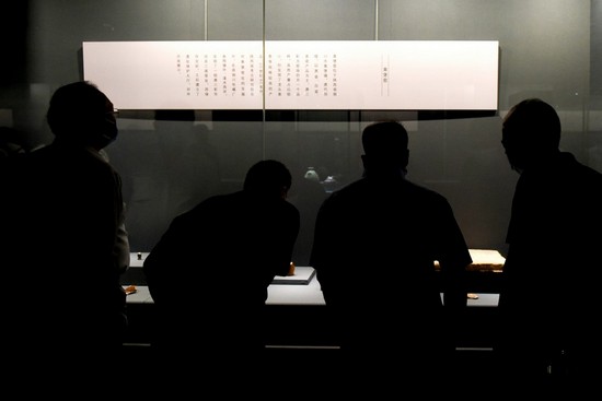 1661936926737048.jpg 4.观展2.jpg