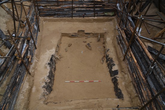 1667271015503902.jpg 6.71 椁顶棚板及人骨.JPG