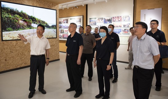 1686818283186542.jpg 1.与会专家参观我院院史馆.jpg