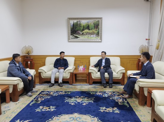 1688722478122593.jpg 李峙参赞接见我院考古队员.jpg