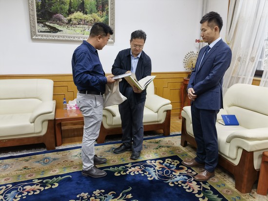 1688722492123879.jpg 向李峙参赞介绍前期考古成果并赠送图书.jpg