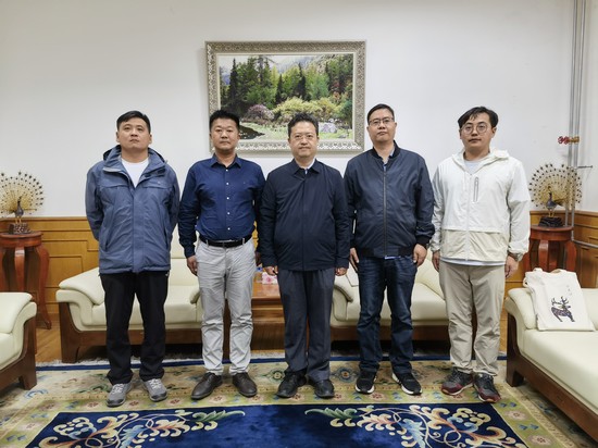 1688722507296962.jpg 李峙参赞与考古队员合影.jpg