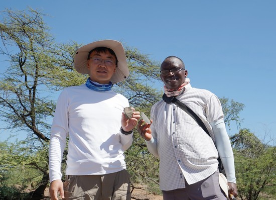 1699581873309269.jpg 图2 新发现的勒瓦娄哇石核和尖状器(左.中方现场负责人赵清坡、右.肯方负责人Job Kibii).JPG