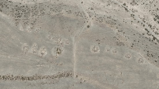 1724828973134887.jpg 桑吐尔东墓群南岸-全景俯拍.jpg