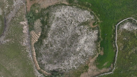 1724828990103753.jpg 西域圆形石堆墓-全景俯拍.jpg