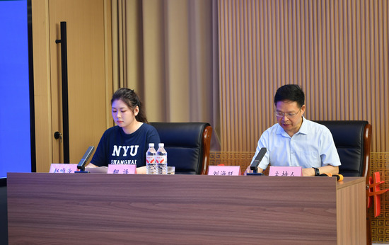 1751421867114498.jpg 图二 讲座主持人和翻译.jpg