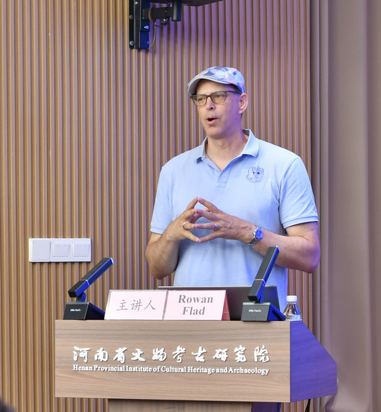 1751421874675426.jpg 图三主讲人Rowan Flad教授.jpg